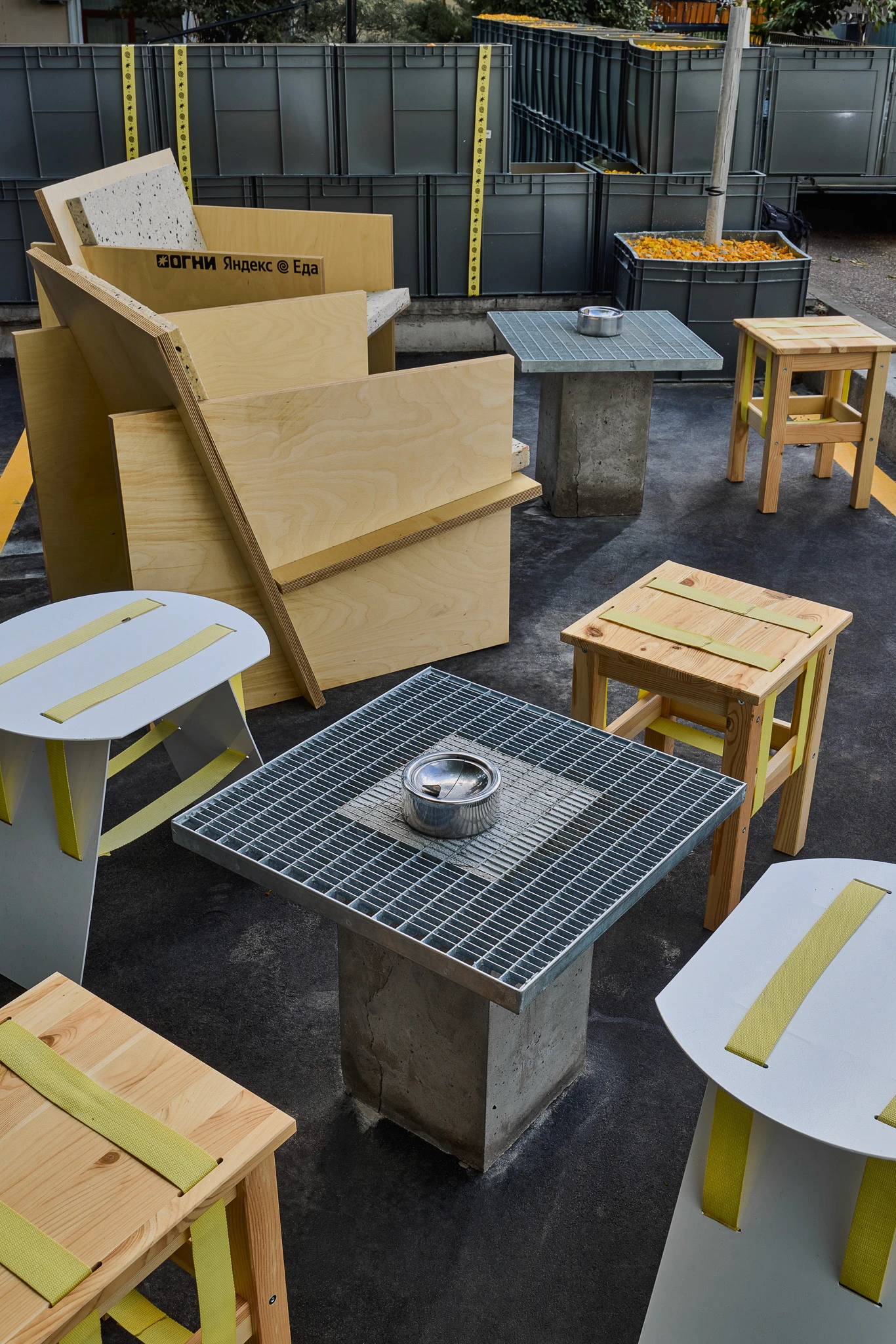 Уличная мебель для веранды бара «Огни» в выразительной индустриальной эстетике. — фотография проекта, дополнительный вид 2